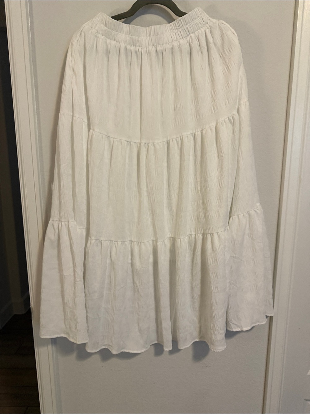 Flowy White Tiered Maxi Skirt with Elastic Waist - Picture 4 of 4